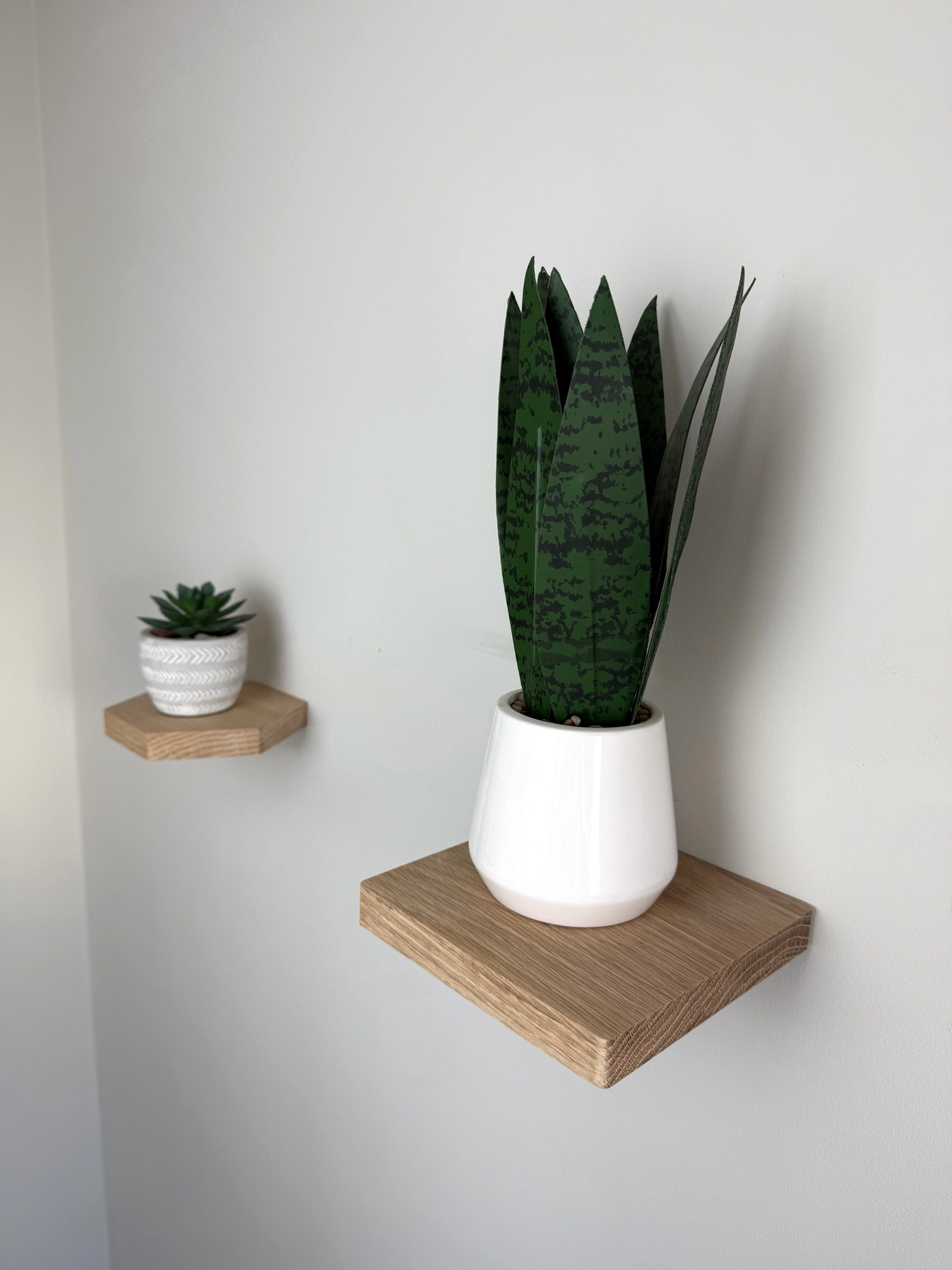 Small Square Oak Floating Shelf – Sleek & Modern Storage Solution