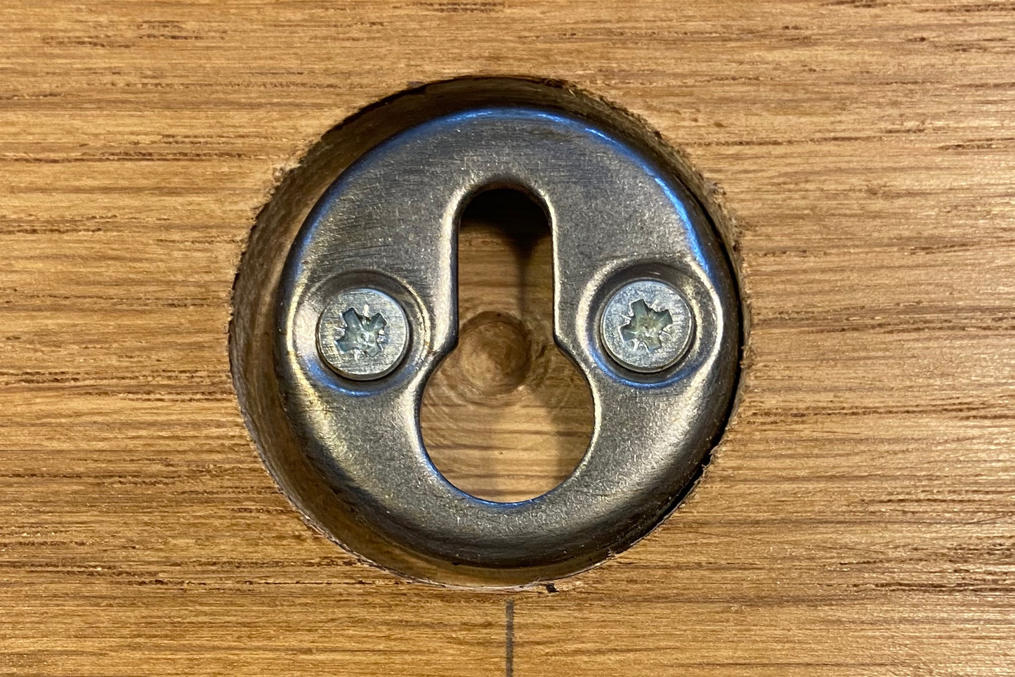 keyhole bracket