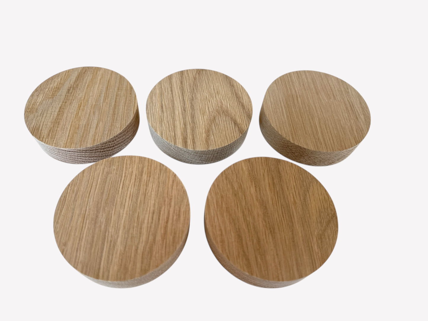 Pack of 5 solid oak wooden circle blanks in the same size, ideal for DIY projects, laser engraving and personalised décor.